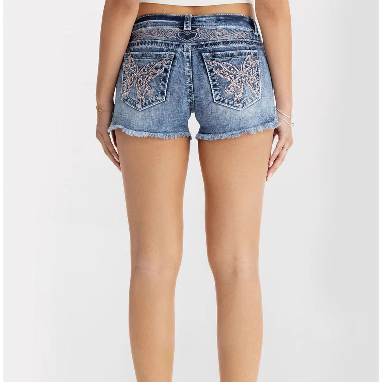 Shorts Denim Frayed - Damenbekleidung: Schmetterlings-Strass-Denim-Shorts für Damen, hellblau, gewaschen,